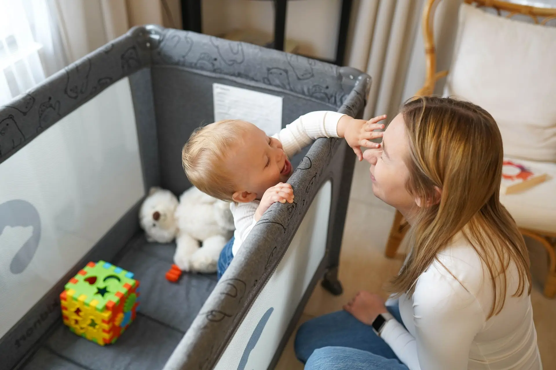 Mama spędzająca spokojny czas z dzieckiem